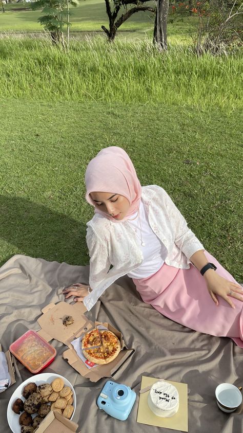 Picnic Pink Outfit, Picnic Outfit Hijab, Piknik Outfit, Outfit Piknik, Piknik Aesthetic, Picnic Fits, Ootd Campus, Picnic Date Outfits, Outfit Ideas Hijab