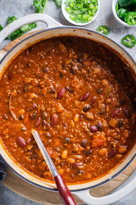 This easy turkey chili is made with lean ground turkey, 3 beans, and tomatoes, all seasoned and simmered into a savory, saucy chili fit for any occasion. Chile Beans, Turkey Bean Chili, Easy Turkey Chili Recipe, Best Turkey Chili Recipe, Spicy Turkey Chili, Ground Turkey Chili Recipe, Turkey Black Bean Chili, Turkey Chile, Turkey Chili Recipe Easy