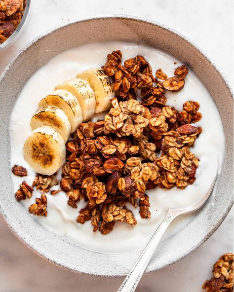 Banana Bread Granola - Cooking With Elo All Recipes Banana Bread, Crispy Granola, Banana And Cinnamon, Banana Bread Granola, Ripe Banana Recipe, Cinnamon Banana Bread, Banana Granola, Caramelized Bananas, Granola Healthy