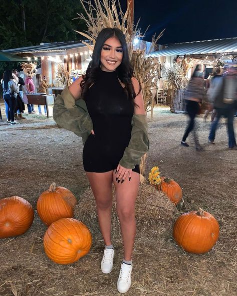 Maturity Photoshoot Pumpkin Patch, Pumpkin Patch Outfit Western, Outfits For Pumpkin Patch Fall, Pumpkin Patch Outfit Black Women, Pumpkin Patch Outfit Hot Weather, Pumpkin Patch Fits, Alt Pumpkin Patch Outfit, Pumpkin Patch Pregnant Outfit, Pumpkin Patch Instagram Pictures