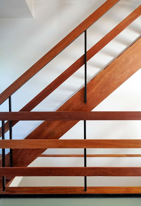 Alternating Tread Staircase, Mid Century Banister Stair Railing, Loft Bannister Ideas, Wood Stair Design, Mid Century Balustrade, Stair Railing Hardware, Staircase In Front Of Window, Stairs In Kitchen Layout, 60s Staircase