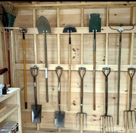 Yard Tool Storage Ideas, Garden Shed Interiors, Garage Storage Inspiration, Garden Tool Rack, Garage Organisation, Storage Shed Organization, Garage Workshop Organization, Garden Tool Organization, Garage Storage Shelves