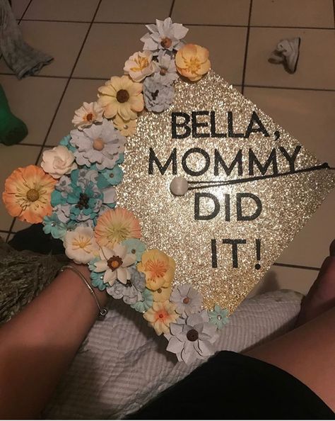 Teen mom graduation cap Made this for my high school graduation!! CREDIT: ITZEL ALVAREZ  ig: sassyitz Mom Graduation Cap Ideas, Single Mom Graduation Cap, Teen Mom Graduation Cap, Graduation Cap Designs For Moms, Mom Nurse Graduation Cap, Look Mom I Did It Graduation Cap, Mom Graduation Cap, Graduation Cap Mommy Did It, Mommy Did It Graduation Cap