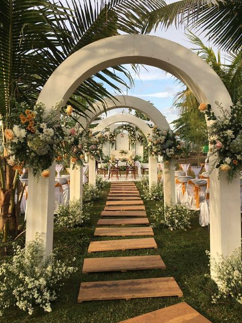 Outdoor Decor Engagement, Engagement Garden Decoration, Konsep Pernikahan Outdoor, Unique Outdoor Wedding Ideas, Konsep Wedding Outdoor, Pintu Masuk Wedding, Dekorasi Wedding Outdoor, Garden Party Entrance, Garden Wedding Background