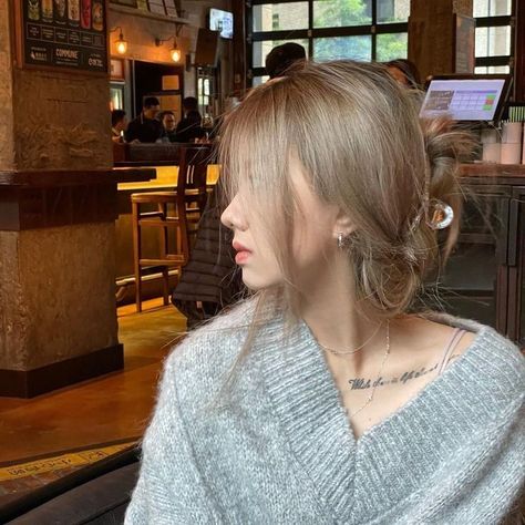 Asian Blonde, Blonde Asian Hair, Cold Blonde, Nails Selfie, Ash Blonde Hair Colour, Blonde Asian, Beige Hair, Korean Hair Color, Hair Color Underneath