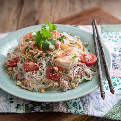 Light Thai Glass Noodle Salad (Yum Woon Sen) Yum Woon Sen, Thai Glass Noodle Salad, Crunchy Asian Salad, Thai Salad Dressings, Blender Juice, Thai Salad Recipes, Thai Noodle Salad, Salad Recipes Gluten Free, Glass Noodle Salad