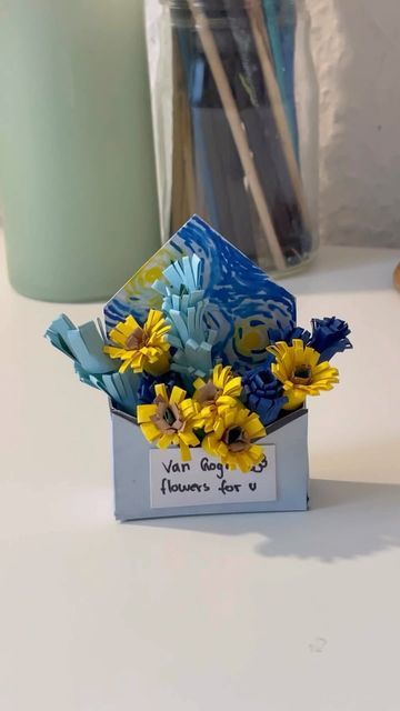 One Flower Gift, Mini Presents Ideas, Mini Gift Ideas, Mini Paper Flowers, Diy Gift Boxes, Crafts Presents, Van Gogh Flowers, Van Gogh Gifts, Mini Gifts