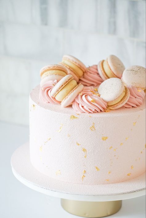 Macaroons On Cake Ideas, Pink Cake Macarons, Macarons On Cake Decoration, Cakes Decorated With Macarons, Macaron Decorated Cake, Cakes Pink And Gold, Macaron Torte, Pink And Gold Birthday Cake, Pink And Gold Cake