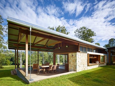 telhado - calha - janela alta - varanda/garagem Brisbane Architects, Weekend House, Australian Architecture, Shed Homes, Contemporary Farmhouse, River House, Barn House, Container House, Club House