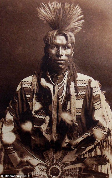 Young man of the Piegan tribe in 1900... American Indian Clothing, Edward Curtis, Native American Men, American Photo, Black Indians, Wilde Westen, Native American Photos, Indigenous Americans, Native American Peoples