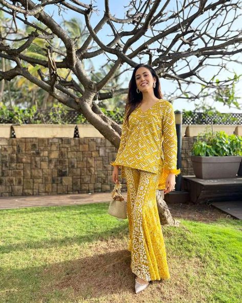 Celebrity Designer Dresses | Bollywood Styles Online Mira Kapoor Outfit, Elegant Royal Dresses, Indian Bridesmaids Outfits, Kunal Rawal, Mira Kapoor, Arpita Mehta, Mehendi Outfit, Bridesmaid Lehenga, Mehendi Ceremony