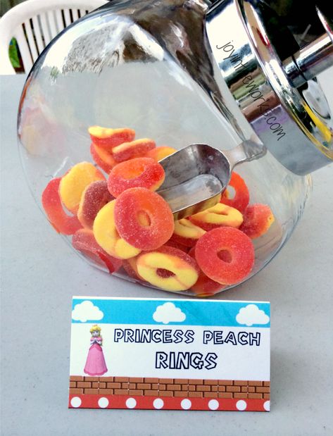 Party snack: Princess Peach rings Princess Rosalina Birthday Party, Supermario Theme Party Food, Princess Peach Birthday Party Favors, Princess Peach And Daisy Birthday Party, Princess Peach Dessert, Princess Peach Candy Table, Princess Daisy Party, Super Mario Party Snacks, Super Mario Snack Ideas