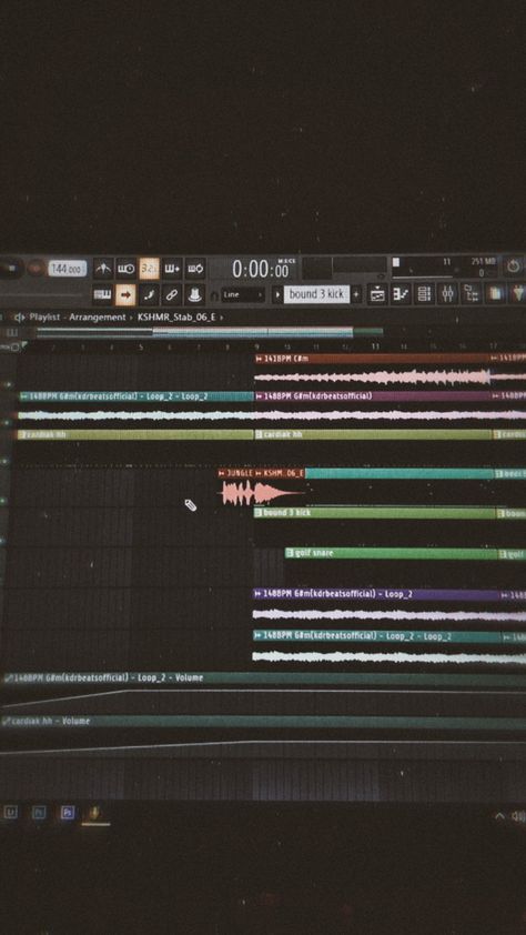 Song Making Aesthetic, Beat Making Studio, Beat Making Aesthetic, Making Beats Music, Music Producer Wallpaper, Fl Studio Wallpaper, Fl Studio Aesthetic, Beat Production, Beat Wallpaper