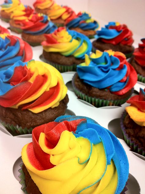 Tye dye (vivid) cupcakes Primary Color Cupcakes, Superhero Birthday Cupcakes, Wonder Woman Cupcakes, Primary Color Birthday Party, Primary Color Party, Superman Cupcakes, Tie Dye Cupcakes, Wonder Woman Birthday Party, Easy Vanilla Cupcakes