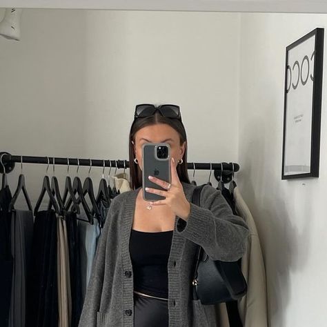 Katie Earnshaw on Instagram: "Cardigan outfits I’ve been wearing on repeat so far this autumn 🍂 which cardigan is your fave? 1-3   #minimalistoutfit #transitionalfashion #waystowear #simplestyle #easyoutfit Cardigan styling, ways to wear, autumn fashion, cosy outfit, casual office outfit, Uniqlo cardigan, minimalist fashion, capsule wardrobe, casual style, autumn outfit ideas, effortless outfits" Uniqlo Cardigan Outfit, Minimalist Fashion Capsule Wardrobe, Cardigan Styling, Casual Office Outfit, Clothes Capsule, Autumn Outfit Ideas, Capsule Wardrobe Casual, Transitional Fashion, Cosy Outfit