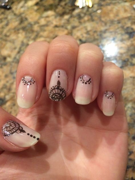 Henna design nail art Nails With Henna, Indian Nail Art, Henna Nail Art, Nail Art Mariage, Nail Henna, Stained Nails, Indian Nails, Henna Nails, Tattoos Infinity