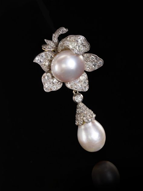 Sothebys Jewelry, Royal Brooch, Diamond Flower Brooch, Pearl Jewels, Jewellery Vintage, Diamond Jewel, Pearl And Diamond Earrings, Precious Jewels, Diamond Brooch