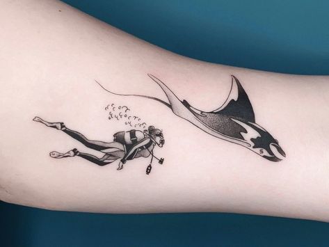 Female Scuba Diver Tattoo, Cool Line Tattoos For Men, Dive Tattoo Ideas, Manga Ray Tattoo, Scuba Diving Tattoo Ideas, Snorkeling Tattoo, String Ray Tattoo, Diving Tattoo Ideas, Tattoo Mapping