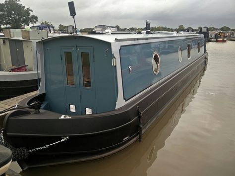 Narrowboat Exterior Colours, Narrow Boat Exterior, Ark Ideas, Barge Boat, Boat House Interior, Narrow Boats, Narrow Boat, Exterior Painting, Boat Interior