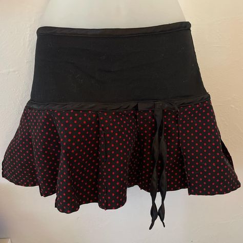 Pinstripe Skirt Outfit Y2k, Twee Fashion, 90s Mall Goth, 90s Mall, Twee Aesthetic, Polka Dot Mini Skirt, 2000s Goth, Grunge Skirt, 2010s Fashion