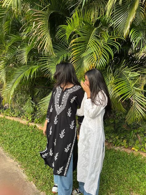 Aesthetic Kurti Poses With Friends, Kurti Poses With Friends, Poses With Kurti, Group Picture Poses, Desi Vibes, Sisters Photoshoot Poses, Sister Poses, Bff Poses, Sisters Photoshoot