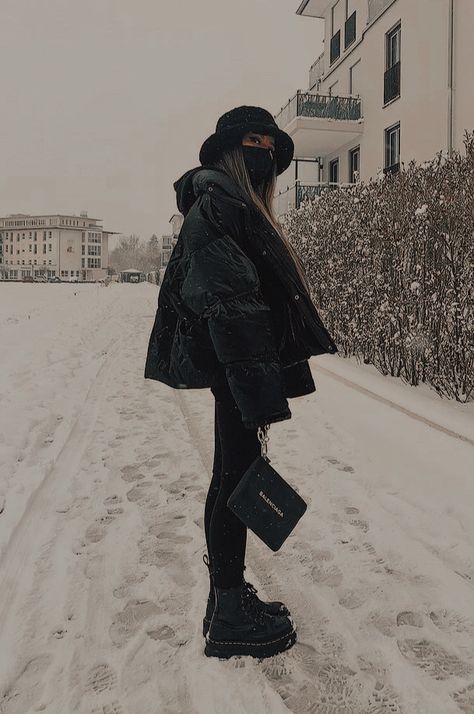 Cold Walking Outfit, Black Fur Bucket Hat Outfit, Warm Hats For Women, Black Fur Hat Outfit, Outfit Ideas For Winter Cold Weather, Faux Fur Bucket Hat Outfit, Faux Fur Hat Outfit, Snow Fashion Outfits, Fuzzy Hat Outfit