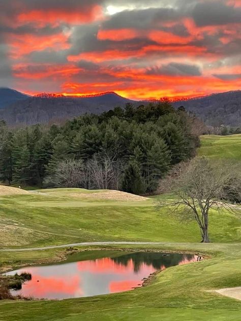 Sunrise in Weaverville, North Carolina, USA North Carolina Houses, North Carolina Chapel Hill, Carolina Do Norte, Mountain Mama, Houses Ideas, Summer Things, North Carolina Homes, Appalachian Mountains, Setting Sun