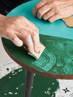 malachite table diy Annie Sloan Furniture, Painted Table Tops, Chalk Paint Wax, Tabletop Design, Using Chalk Paint, Chalk Paint Colors, Dressers Makeover, Annie Sloan Paints, White Chalk Paint