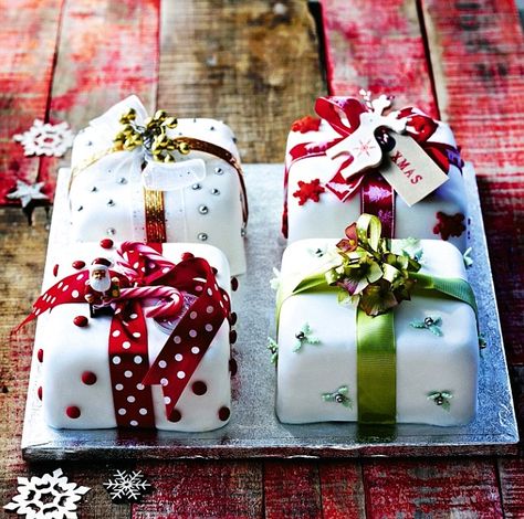 Adorable Christmas party cakes Christmas Cake Decoration, Mini Christmas Cakes, Cake Decoration Ideas, Christmas Cakes Easy, Mini Torte, Novelty Birthday Cakes, Christmas Cake Designs, Christmas Cake Decorations, Xmas Cake