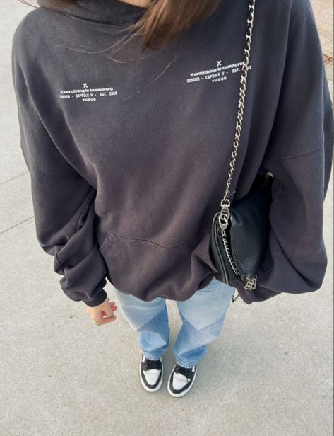 #oodt #streetstyle #streetfashion #hoodie #ootdfashion #ootdbloggers #outfits #outfitstyle #outfitideas Dark Gray Hoodie Outfit, Dark Grey Sweatshirt Outfit, Dark Grey Hoodie Outfit, Gray Sweatshirt Outfit, Gray Hoodie Outfit, Oversized Sweatshirt Outfit, Dark Grey Hoodie, Hoodie Aesthetic, Gray Hoodie