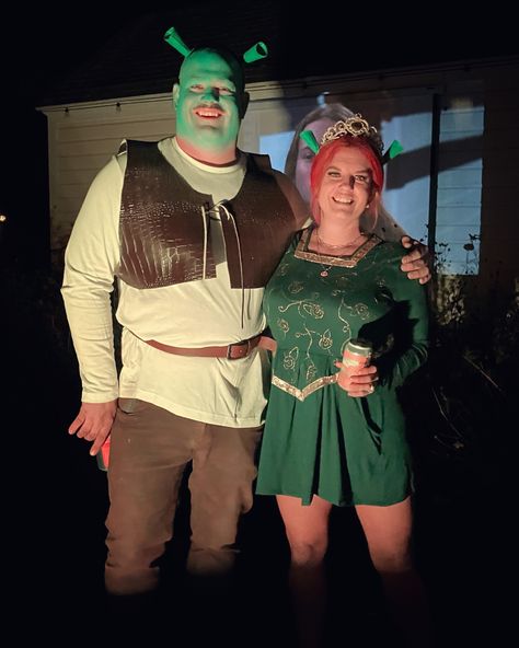 Shriek And Fiona Costumes, Princess Fiona Halloween Costume, Princess Fiona Costume Diy, Fantasia Shrek E Fiona, Diy Fiona Costume Shrek, Shrek Diy Costume, Fiona Costume Diy, Diy Shrek Costume, Fiona Shrek Costume