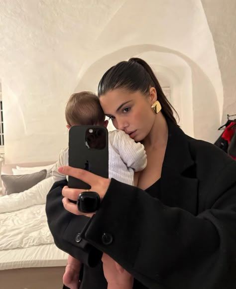 Celebrity Mom Aesthetic, It Mom Aesthetic, Mom And Child Aesthetic, Baby Mom Photoshoot, Mommy Life Aesthetic, Young Mother Aesthetic, Mommy Aesthetics, Rich Mum Aesthetic, Mom And Son Goals