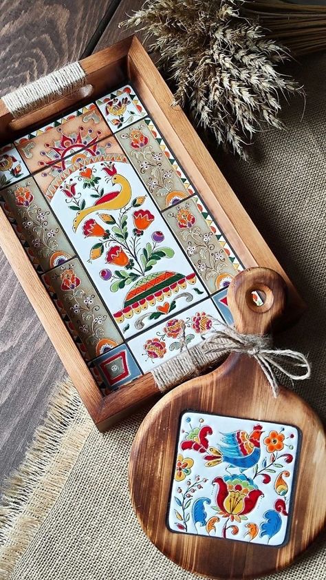 Ceramic Wall Art Sculpture, Vintage Hand Painted Furniture, Ceramic Plates Art, Tile Tray, Crockery Design, Tile Artwork, Mosaic Art Diy, Acrylic Art Projects, Mosaic Art Projects