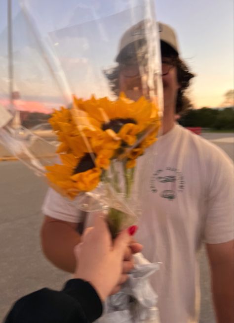 Flowers Couple Goals, Giving Flowers Aesthetic Couple, Relationship Aethstetic Cute, Christian Couple Goals Pictures, Soft Couple Goals, Godly Couple Goals, Vsco Couples Goals, Christian Husband And Wife Aesthetic, Godly Couple Aesthetic