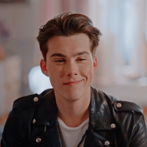 jatp julie and the phantoms Jeremy shada Jeremy Shada, Julie And The Phantoms, Good Movies On Netflix, Ghost Boy, Fictional Crushes, Tv Characters, Cute Actors, Film Serie, Future Husband