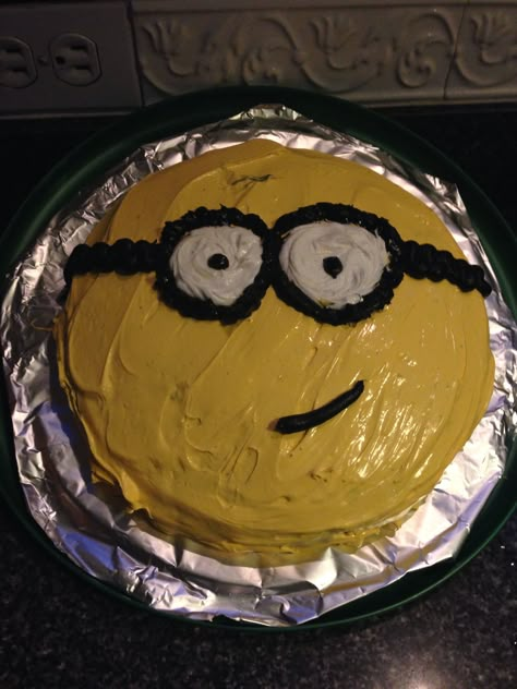 Minion cake!! For those who don't bake pretty easy :) Funny Cake Decorating Ideas Easy, Cake Inspo Easy, Goofy Cake Ideas, Funny Cake Decorating Ideas, Funny Cake Decorating, Cake Decorating Funny, Cake Minion, Goofy Cake, Cursed Cakes