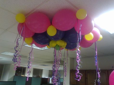 Adorno techo Balloon Ceiling, Balloon Ideas, Balloon Flowers, Balloon Decor, Balloon Art, Ceiling Decor, Balloon Decorations, Graduation Party, Balloons