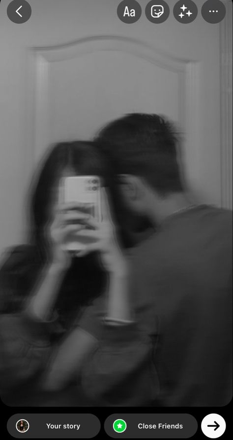 Hide Face Selfie Couple, Aesthetic Pics For Couples, Fake Pictures For Instagram Story Couple, Hiding Couple Pictures, Lip Locking Kiss Pics, Snapchat Couples Pictures, Couple Face Hide Pose, Couple Photo Hide Face, Couples Face Hide Pic