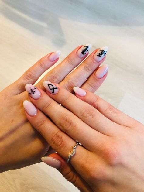 Nails With Runes, Shadowhunters Nails, Rune Nails, Shadowhunters Tattoo, Divergent Nails, White Halloween Nails, Spooky Nail, Fresh Manicure, White Glitter Nails