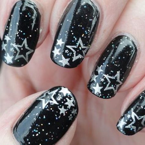 Party Nails New Years Eve, Nails With Stars, Year Nails, Black And White Nails, Star Nail Designs, New Years Nail Art, New Years Nail Designs, New Years Eve Nails, Unghie Nail Art