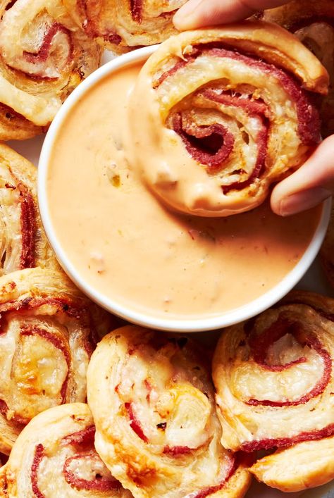 Reuben Pinwheels Corned Beef Pinwheels, Ruben Appetizer, Reuben Pinwheel Appetizers, Reuben Pinwheels, Finger Foods Appetizers, Feta Bites, Potstickers Recipe, Fall Appetizers Easy, Cheese Ball Bites