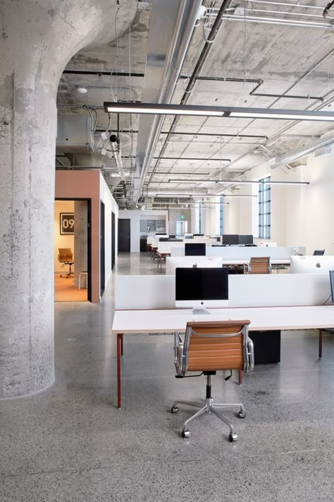 Agency 59 office by MSDS celebrates "rawness" of Toronto car factory Architecture Module, Open Office Space, Modern Industrial Office, Industrial Style Office, Industrial Office Space, Cheap Office Furniture, Space World, Cool Office Space, Industrial Office Design