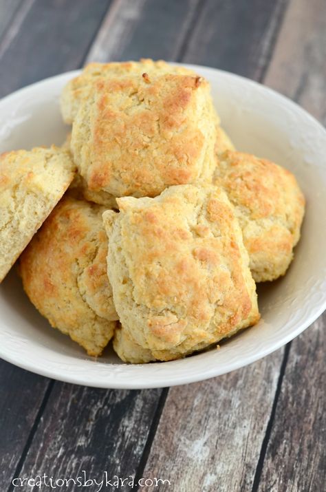 Melted Butter Biscuits - such an easy recipe even the kids can make them. And the biscuits turn out soft, fluffy, and delicious! Butter Dip Biscuits, Easy Buttermilk Biscuits, Butter Biscuits Recipe, Buttermilk Biscuits Easy, Peanut Butter Biscuits, Salted Caramel Bars, Easy Homemade Biscuits, Southern Buttermilk Biscuits, Eggless Cookie Recipes