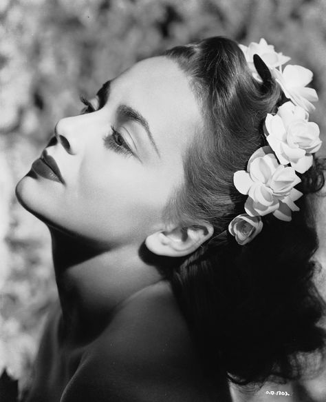 Klasik Hollywood, Scarlett O'hara, Perfect Health, Veronica Lake, Olivia De Havilland, Flowers In Her Hair, Ingrid Bergman, Classic Movie Stars, Bette Davis