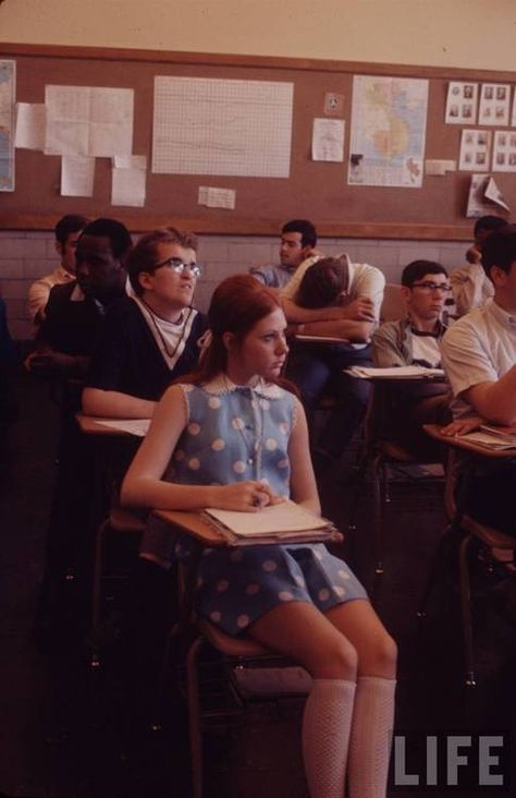 1960s Teenagers, 1960s Aesthetic, 60s Aesthetic, Behind Blue Eyes, 60s 70s Fashion, 60s And 70s Fashion, Swinging Sixties, Look Retro, Vintage School