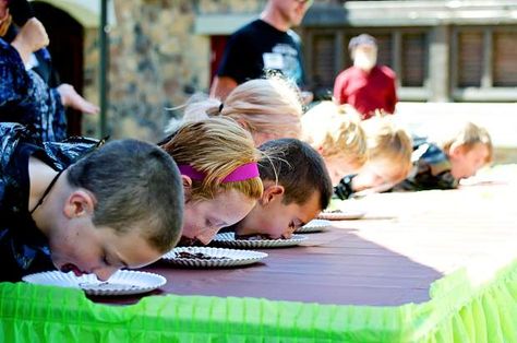 Pudding Eating game #pudding #eating #nohands #birthday #party #messy #game Girls Sports Birthday Party, Messy Party Games, Messy Games, Messy Party, Sports Party Games, Girls Party Games, Party Games For Kids, Gaming Ideas, Kids Day