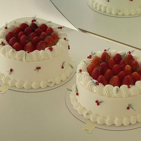 Dolce on Twitter: "Strawberry cakes 💗 https://t.co/48nvOAADFu" / Twitter Wedding Cakes Non Traditional, Aesthetic Cake Pictures, Cake Designs Strawberry, Simple Aesthetic Cakes, Cakes Aesthetic Vintage, Birthday Cakes Aesthetic, Cake With Strawberries On Top, تشيز كيك بالفراولة, Tårta Design