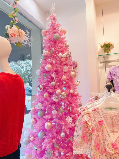 Christmas Tree Ideas Preppy, Preppy Christmas Tree Ideas, Preppy Christmas Decorations, Preppy Christmas Room Decor, Preppy Christmas Bedroom, Hot Pink Christmas Aesthetic, Christmas Aesthetic Preppy, Preppy Christmas Room, Pink Preppy Christmas