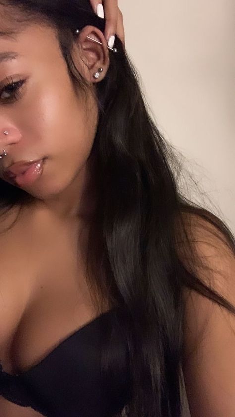 Zoe Lee, Pretty Ear Piercings, Cute Ear Piercings, Cute Piercings, Piercings Unique, Industrial Piercing, Cute Selfie Ideas, Pretty Selfies, Aesthetic Hair