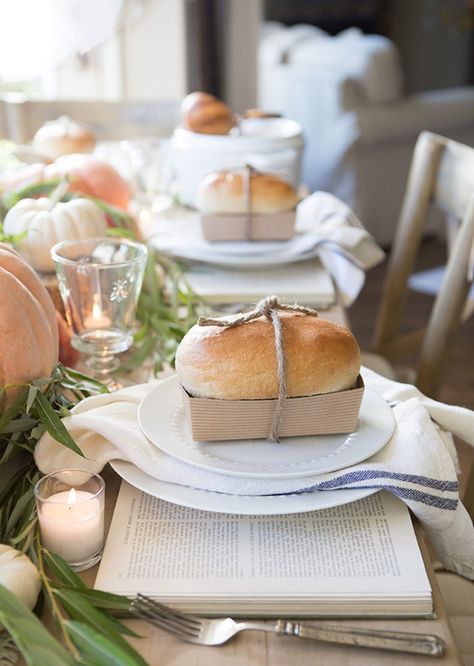 20 Incredibly Easy Ideas For The Thanksgiving Table - Camille Styles Thanksgiving Table Gifts, Beautiful Thanksgiving Table Settings, Thanksgiving Table Settings Elegant, Thanksgiving Table Settings Diy, Elegant Thanksgiving Table, Thanksgiving Table Settings Simple, Simple Thanksgiving Table, Modern Thanksgiving, Thanksgiving Dinner Table